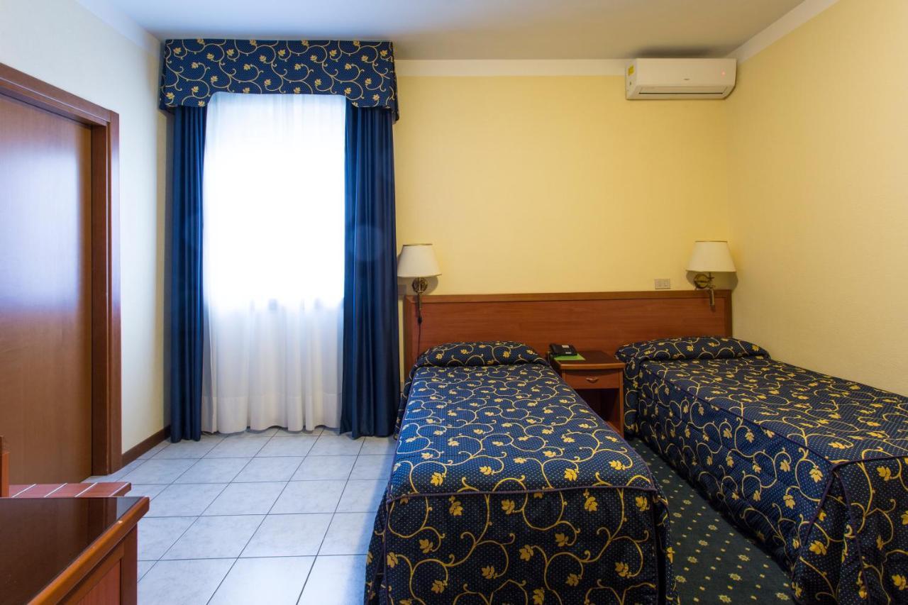 Hotel Ristorante Paladini Carisio Buitenkant foto